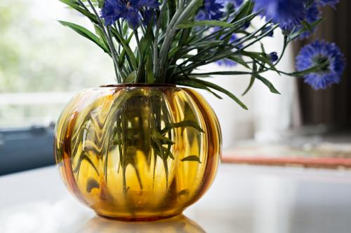 'Tomaat' vase on the window sill in Puck's bedroom. Photo Johannes Schwartz