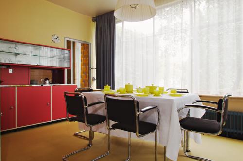 Colours of Bart van der Leck in the dining room: red, blue and yellow. Photo Johannes Schwartz