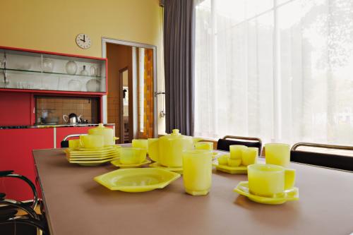 Dining table with breakfast service. Photo Johannes Schwartz